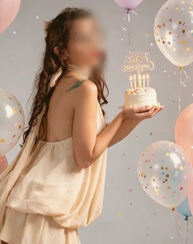 Amira, 35