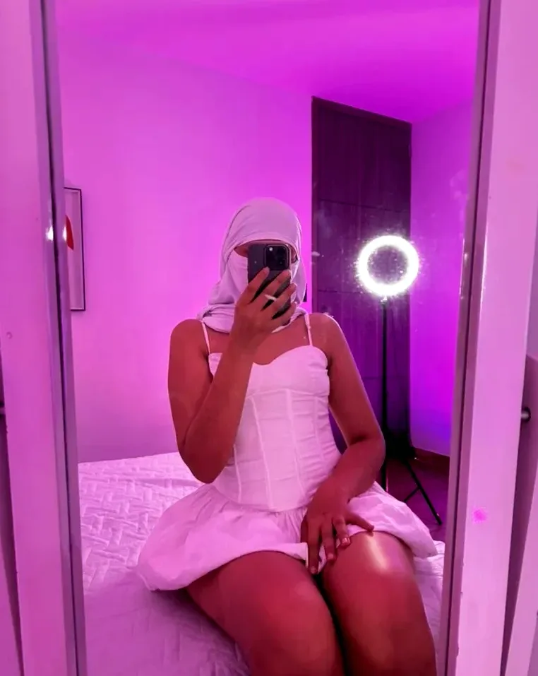 Leanne, 23